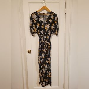 🎉MOVING SALE- EVERYTHING MUST GO BY 8/29!🎉 Classy Black Floral Jumpsuit